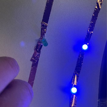 The battery at first only lit up the two leds and not the one in the middle so i had to redesign it.